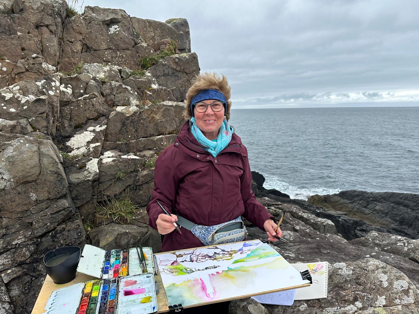 Susanne Schöpfer beim Malen in Schottland, 2024